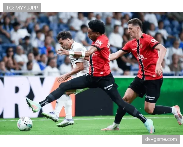 西甲蓝军战术调整显成效，逆转战局表现稳健引期待